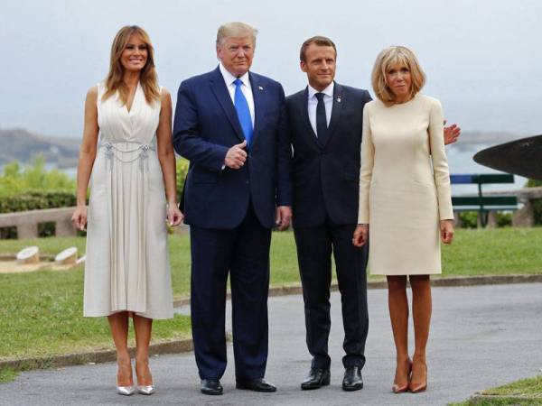 Presiden Perancis Emmanuel Macron (dua, kanan) dan isteri, Brigitte (kanan) bergambar bersama Presiden AS, Donald Trump (dua,kiri) dan isteri, Melania Trump di Biarritz, Perancis sempena Sidang G7. - Foto AFP