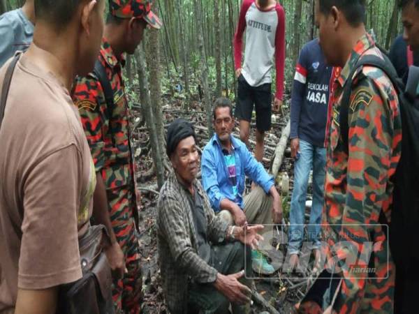 Ahmad (dua dari kiri) ditemui dalam keadaan lemah di kawasan paya bakau.