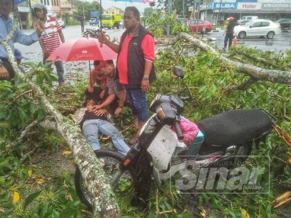 Orang ramai yang menyedari kejadian berkenaan menghulurkan bantuan kepada mangsa sementara menanti bantuan daripada agensi terlibat.