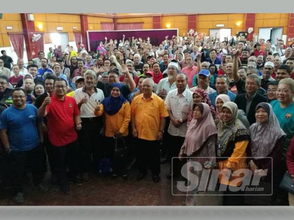 Ishak (tengah) bersama peserta kursus Upskilling Pembangunan Tanaman Musang King di Dewan Reflesia Institut Latihan FAMA.