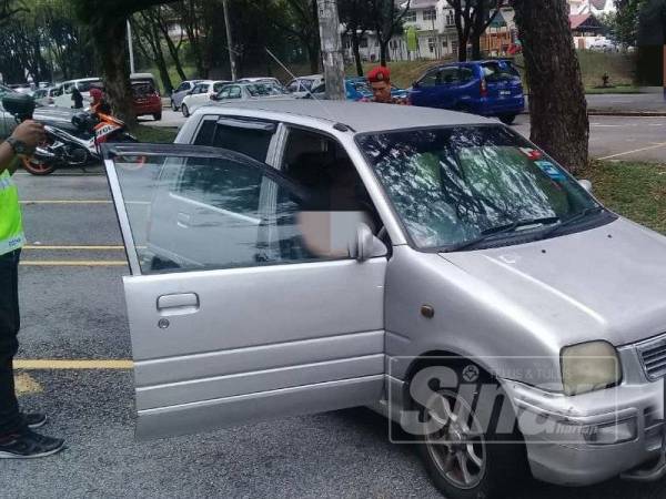 Seorang lelaki ditemui meninggal dunia di dalam kereta. - Foto: BOMBA