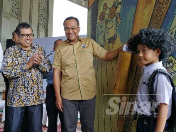 Ahmad Samsuri (dua kanan) menyempurnakan gimik perasmian Pameran LATerasi Kewangan, sambil disaksikan Abu Hassan (kiri) dan Datuk Lat.