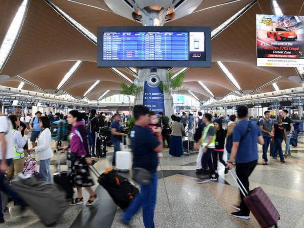 Sistem Paparan Maklumat Penerbangan (FIDS) yang memaparkan maklumat terkini kembali pulih dari kegagalan peralatan rangkaian ketika tinjauan fotoBernama di Lapangan Terbang Antarabangsa Kuala Lumpur (KLIA) hari ini. - Foto BERNAMA