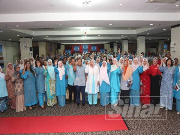 Amirudin (tengah) bergambar bersama Wanita PKR Selangor ketika hadir Mesyuarat Wanita Cabang Selangor di Hotel Carlton di sini hari ini.