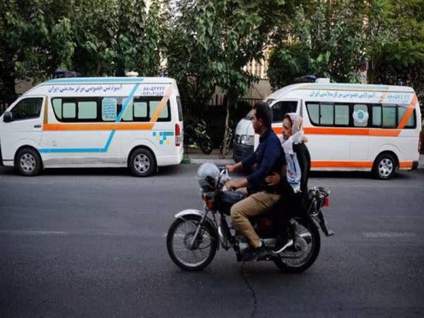 Perkhidmatan ambulans telah dijadikan pengangkutan peribadi orang kaya di ibu negara Iran.