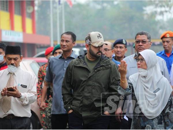 Tunku Ismail ketika membuat lawatan ke SMK Tanjung Adang, Gelang Patah hari ini.