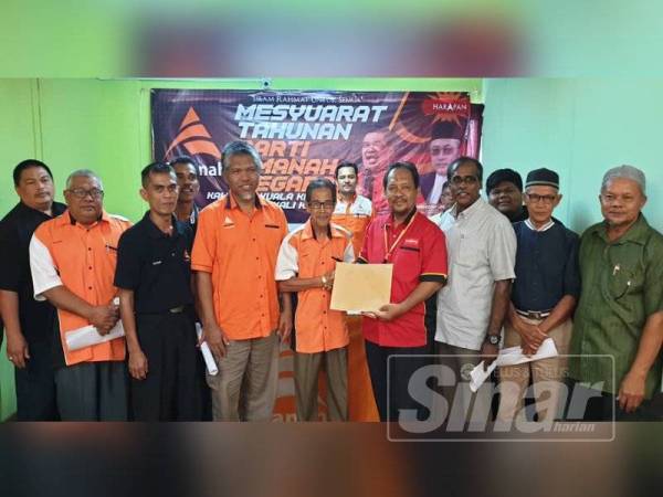 Jalani (empat dari kanan) bersama Ketua Amanah Kuala Krau, Abdullah Yaacob (lima dari kanan).