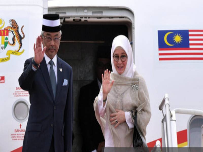 Yang di-Pertuan Agong Al-Sultan Abdullah Ri’ayatuddin Al-Mustafa Billah Shah tiba di Jakarta bagi Lawatan Negara ke Indonesia bermula hari ini sehingga 29 Ogos.- Foto Bernama