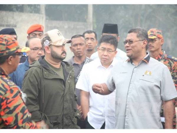 Dzulkefly (kanan) mengiringi Tunku Ismail melawat pusat operasi pemadaman api di Kampung Pekajang Gelang Patah hari ini.