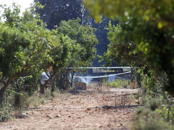 Bangkai salah satu pesawat yang terlibat dalam nahas udara di Pulau Mallorca, Sepanyol semalam. - Foto AFP