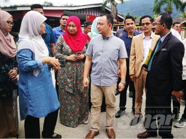 Maszlee (tengah) bersama Ahli Parlimen Merbok, Nor Azrina Surip ketika mengadakan lawatan di Sekolah Menengah Kebangsaan Merbok yang terjejas akibat ribut baru-baru ini.