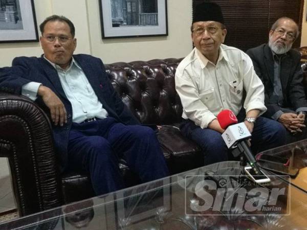 Rais (dua dari kiri) ketika sidang media selepas Mesyuarat Pra Kongres Profesor Negara kali ketika di Balai Ilmuan MPN di sini hari ini.