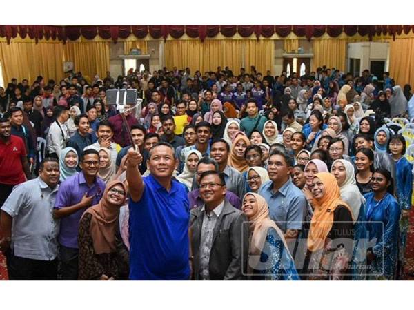 Aminuddin (tengah) berswafoto dengan peserta mahasiswa belia di KOMBES semalam.