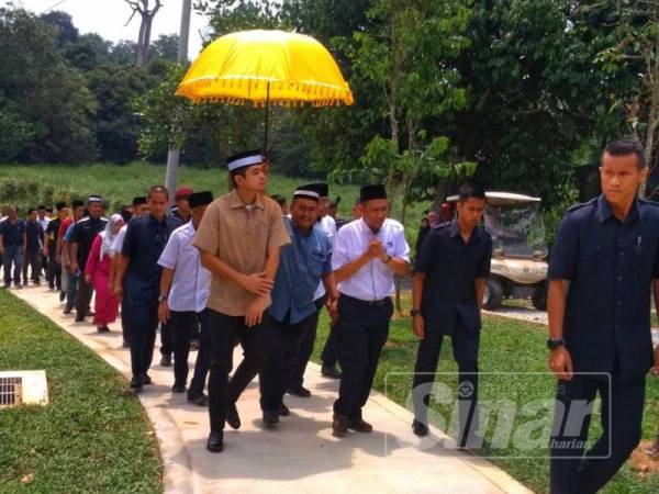 Tengku Hassanal meluangkan masa meninjau TTTS dalam lawatan kerjanya di tapak tersebut.