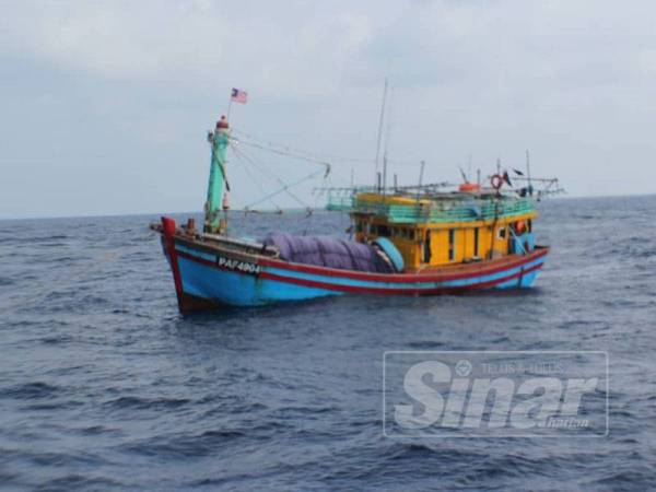 Bot nelayan asing yang ditahan kira-kira 117 batu nautika dari Kuala Kemaman pada jam 10.05 pagi semalam dibawa ke Jeti Zon Maritim Kemaman.