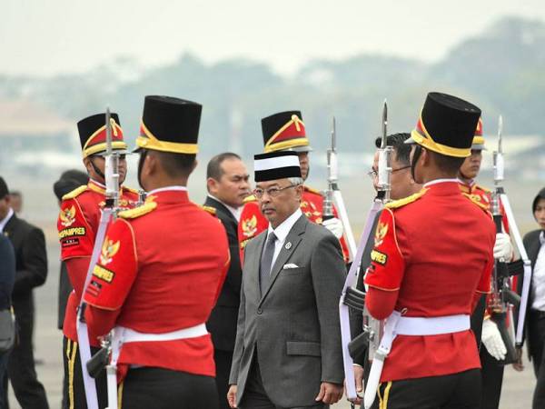 Yang di-Pertuan Agong Al-Sultan Abdullah Ri’ayatuddin Al-Mustafa Billah Shah melintasi barisan kawalan kehormat Pasukan Pengamanan Presiden (PASPAMPRES) sejurus tiba di Lapangan Terbang Antarabangsa Halim Perdanakusuma di sini pada 11.20 pagi (waktu tempatan). - Foto BERNAMA