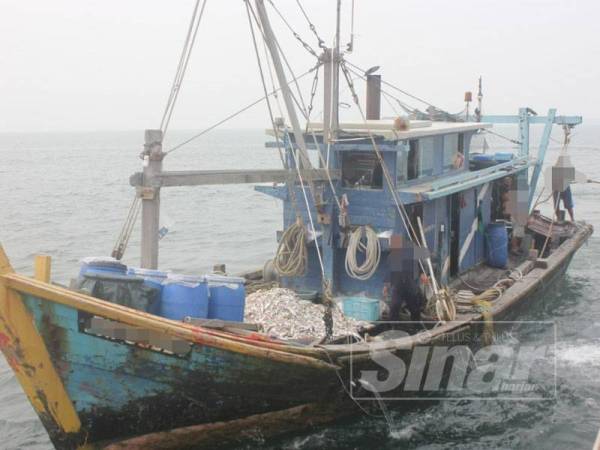 Bot nelayan bersama hasil tangkapan ikan seberat lebih kurang 200 kilogram yang ditahan APMM hari ini.