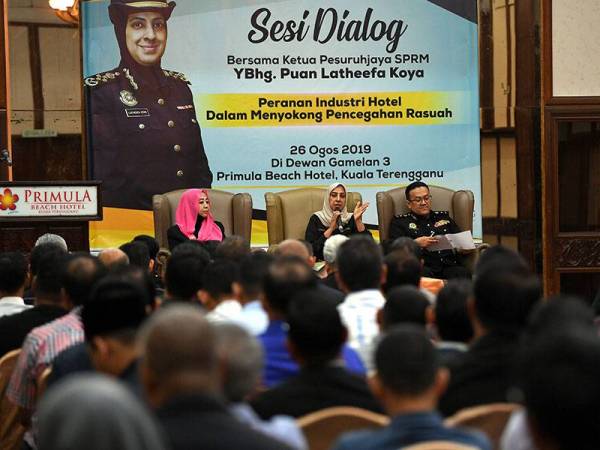 Latheefa Koya (tengah) pada sesi dialog bersama syarikat berkaitan kerajaan dan industri perhotelan di sebuah hotel hari ini. Turut hadir Pengarah SPRM negeri Mohd Zaki Hassan (kanan). -Foto BERNAMA