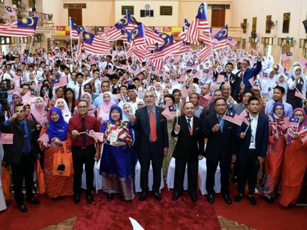 Khalid Abdul Samad (tengah) merangkap Ahli Parlimen Shah Alam bersama guru-guru dan para pelajar mengibarkan Jalur Gemilang pada Pelancaran Bulan Kebangsaan Parlimen Shah Alam di SMK Seksyen 9 Shah Alam, hari ini. -Foto Bernama