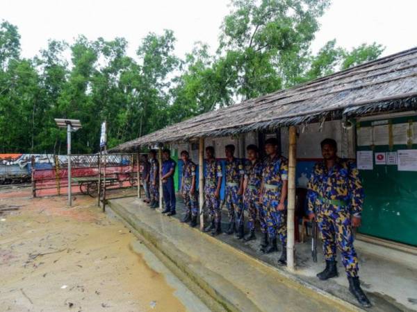 Anggota keselamatan berkawal di kem pelarian Jadimura pada 24 Ogos lalu susulan pertempuran antara polis Bangladesh dan pelarian Rohingya. - Foto AFP