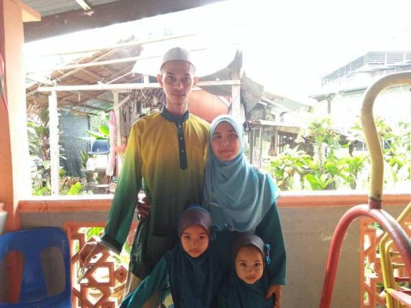 Hamidah bersama arwah suami dan dua anak berusia tujuh dan empat tahun.