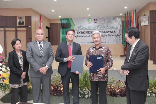 Shaiful Annuar Khalid (tengah) ketika mengadakan kunjungan ke Indonesia bagi menjalinkan kerjasama dengan dua buah universiti baru-baru ini.