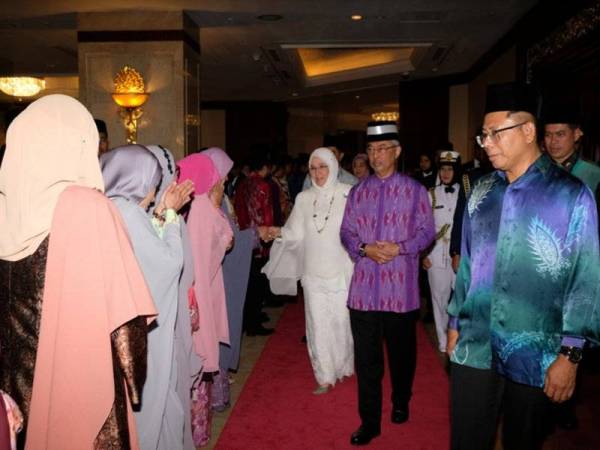 Yang di-Pertuan Agong Al-Sultan Abdullah Ri’ayatuddin Al-Mustafa Billah Shah dan Raja Permaisuri Agong Tunku Hajah Azizah Aminah Maimunah Iskandariah berkenan berangkat pada Majlis Jamuan Teh bersama rakyat Malaysia di Republik Indonesia di sini hari ini. - Foto Bernama