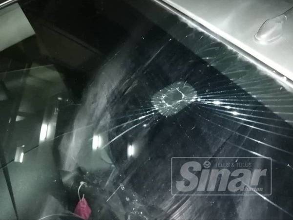 Cermin depan kereta terbabit retak dipercayai dilontar batu oleh individu tidak dikenali di Jalan Klang-Teluk Intan berhampiran Sungai Sembilang, di sini malam kelmarin.