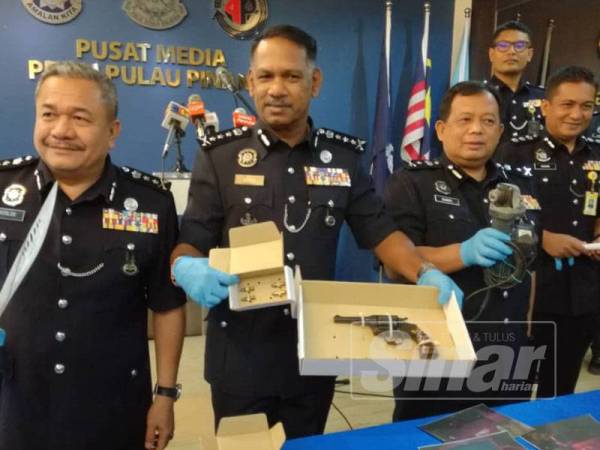 Ketua Polis negeri, Datuk T Narenasagaran menunjukkan sepucuk pistol jenis 38 Colt bersama empat peluru hidup dan dua kelongsong serta dua bilah parang.