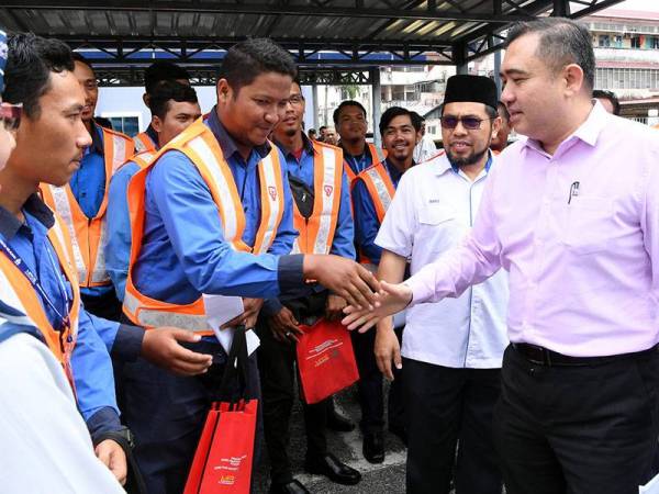 Menteri Pengangkutan Anthony Loke Siew Fook (kanan) beramah mesra dengan warga Tenaga Nasional Berhab (TNB) pada program Sokongan Keselamatan Perjalanan di Wisma TNB hari ini. - Foto BERNAMA