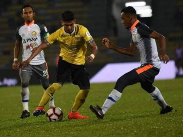 Aksi Shahrel Fikri (tengah) ketika berdepan pasukan lamanya, PKNP FC musim ini. Foto: Perak FA