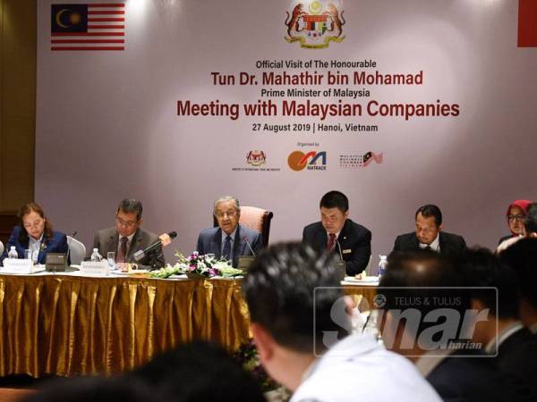 Dr Mahathir (empat, kiri) ketika sesi dialog bersama ahli perniagaan dan pelabur Malaysia melibatkan 27 syarikat Malaysia yang beroperasi di Vietnam pada lawatan rasmi ke Hanoi hari ini. -Foto BERNAMA