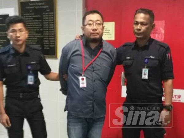 Tertuduh, Mohd Fariza didenda RM19,000 oleh Mahkamah Majistret Kuala Terengganu hari ini selepas mengaku salah menipu gelaran Dato Paduka dan menawarkan projek naik taraf jalan tak wujud, tiga tahun lalu.