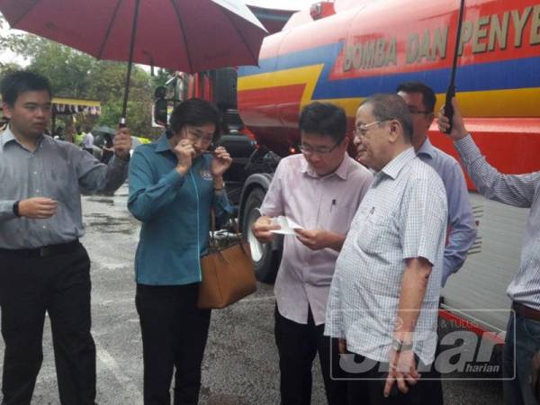 Chen Choon memberi penerangan kepada Kit Siang ketika melawat SMK Tanjung Adang hari ini.