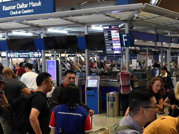 Operasi di KLIA berjalan lancar di waktu puncak ketika tinjauan hari ini. - Foto: Bernama