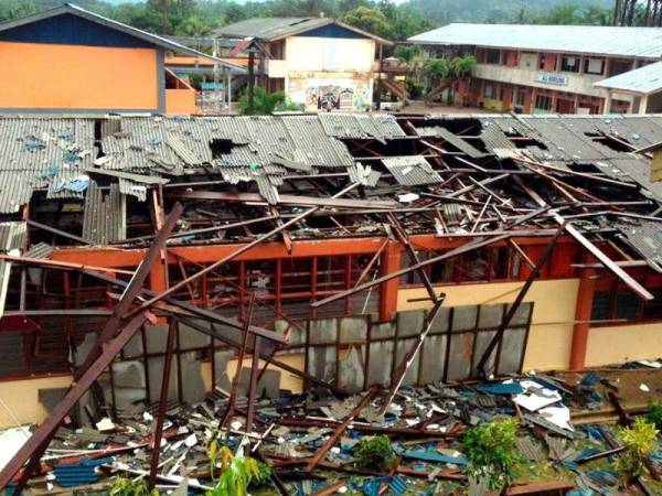 Keadaan SMK Landas, Ajil yang rosak teruk pada bahagian bumbung akibat kejadian ribut kira-kira 3 petang tadi. - Foto: Bernama