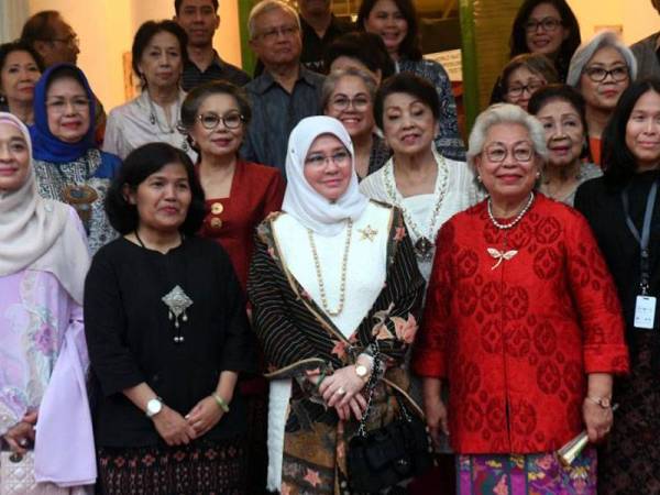 Tunku Azizah bergambar kenangan ketika berangkat melawat Muzium Tekstil hari ini. - Foto BERNAMA