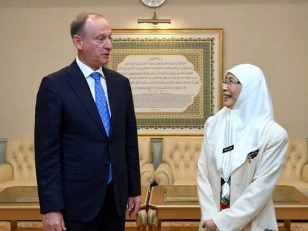 Dr Wan Azizah menerima kunjungan hormat Setiausaha Majlis Keselamatan Negara Rusia Nikolai Patrushev di pejabatnya, di Putra Perdana, hari ini. - Foto: Bernama