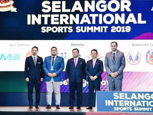 Amirudin (tengah) merasmikan Sidang Kemuncak Sukan Antarabangsa Selangor (SISS) 2019 di Sunway Resort Hotel & Spa hari ini. -Foto Pejabat MB Selangor
