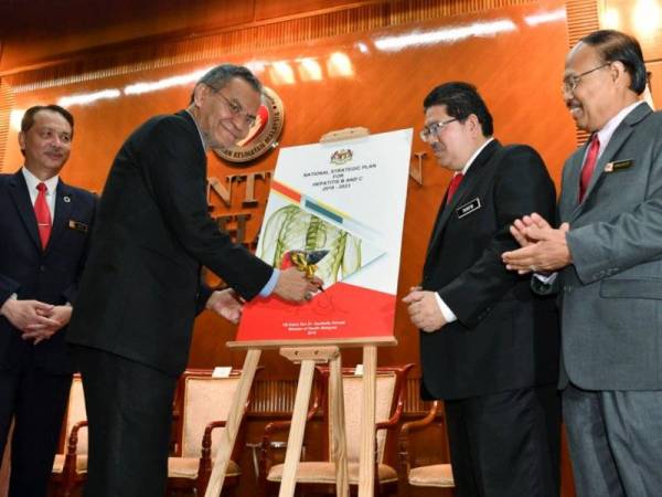 Dr Dzulkefly (dua dari kiri) merasmikan Pelan Strategi Kebangsaan untuk Hepatitis B dan C 2019-2023 pada perhimpunan bulanan Kementerian Kesihatan di Putrajaya. -Foto Bernama