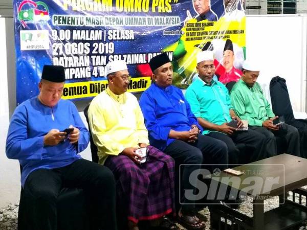 Idris (dua dari kanan) bersama pimpinan Umno dan Pas yang hadir pada Majlis Ceramah Penyatuan Ummah 'Piagam UMNO Pas Penentu Masa Depan Ummah di Malaysia' di Dataran Tan Sri Zainal Dahlan di sini malam tadi.