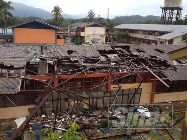 Kejadian ribut melanda SMK Landas, Hulu Terengganu petang semalam menyebabkan kerosakan teruk di bahagian bumbung bangunan.