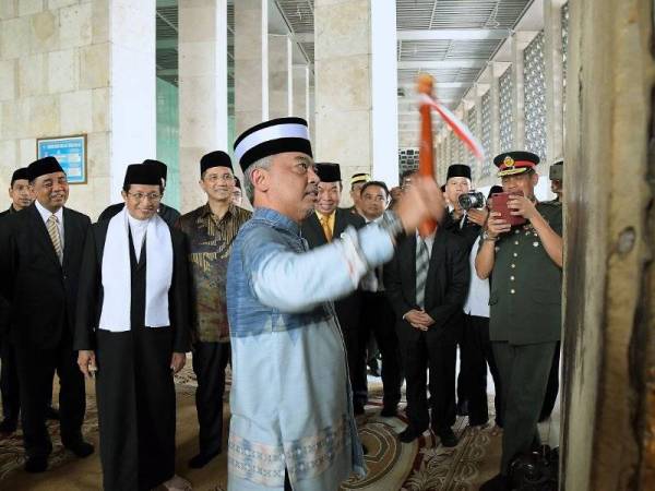 Yang di-Pertuan Agong Al-Sultan Abdullah Ri’ayatuddin Al-Mustafa Billah Shah berkenan memukul beduk, satu alatan panggilan solat berusia 42 tahun di Masjid Istiqlal, Jakarta, semalam. - Foto Bernama