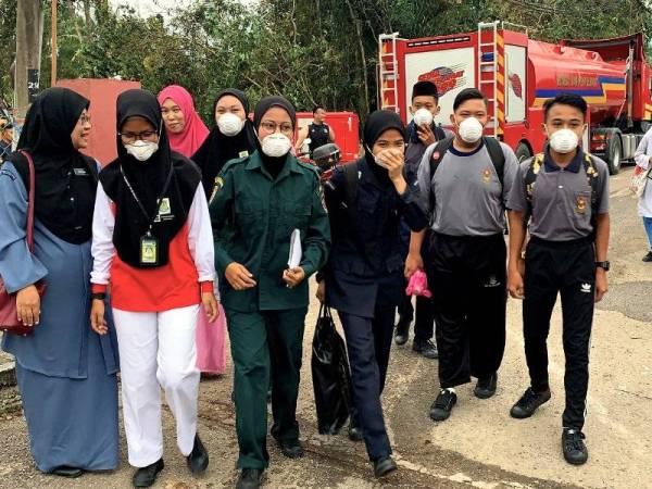 Para pelajar Sekolah Menengah Kebangsaan Tanjung Adang datang ke sekolah hari ini, selepas sekolah berkenaan diarahkan tutup selama dua hari ekoran kebakaran hutan di Jalan Tanjung Kupang, Kampung Pekajang dekat Gelang Patah. - Foto Bernama