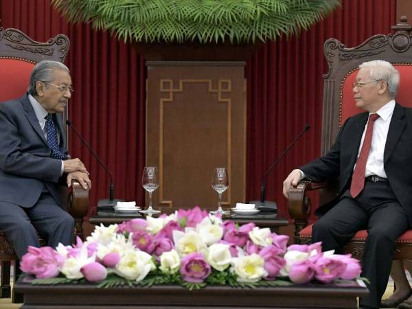 Tun Dr Mahathir (kiri) mengadakan kunjungan hormat ke atas Presiden Vietnam Nguyen Phu Trong di Ibu Pejabat Communist Party of Vietnam (CPV) hari ini. - Foto Bernama