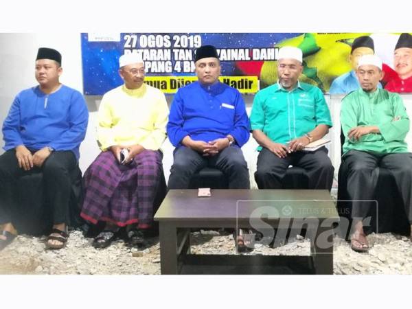 Reezal Merican (tengah) dan Idris (dua dari kanan) bersama kepimpinan UMNO dan Pas Sabak Bernam pada Majlis Ceramah Penyatuan Ummah 'Piagam UMNO Pas Penentu Masa Depan Ummah di Malaysia' di Dataran Tan Sri Zainal Dahlan di sini malam tadi.