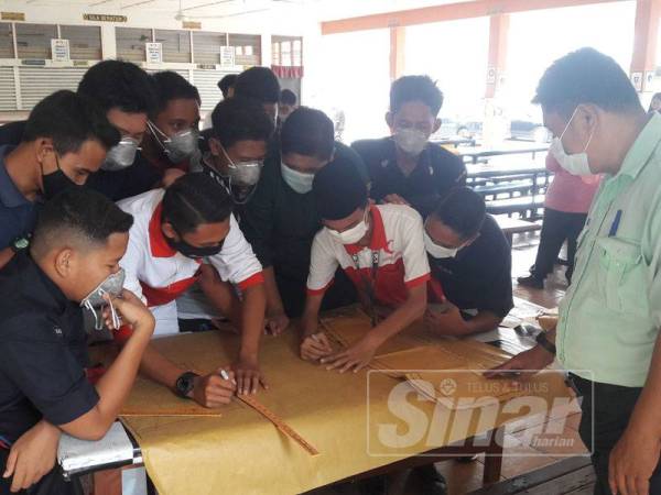 Pelajar kelas Sains Rumah Tangga memakai penutup hidung dan mulut ketika menjalankan aktiviti di kantin SMK Tanjung Adang.