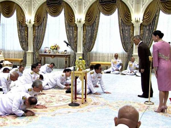 Majlis angkat sumpah di hadapan Raja Maha Vajiralongkorn pada bulan lalu didakwa tidak membacakan ayat lengkap seperti terkandung dalam Perlembagaan.