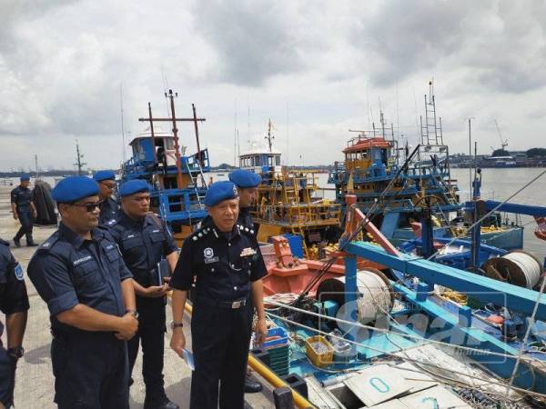 Komander Pasukan Polis Marin Wilayah Satu, Asisten Komisioner Rosman Ismail (kanan) bersama Pegawai Pemerintah Markas Operasi PPM Pelabuhan Klang Deputi Superintenda Mohd Khairuddin Jamal (kiri) ketika meninjau tujuh bot nelayan pukat jerut yang ditahan di jeti Markas Operasi Pasukan Polis Marin Pelabuhan Klang selelas sidang media hari ini.