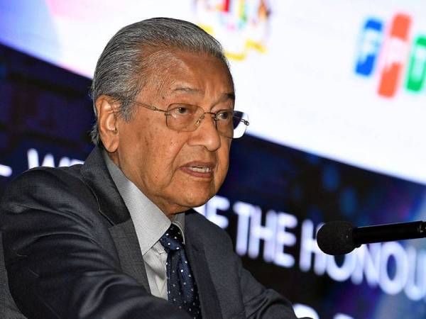 Perdana Menteri Tun Dr Mahathir Mohamad berucap berucap di University FPT mengenai ‘Persediaan Malaysia Dalam Berurusan Dengan IR 4.0’ semasa mengadakan lawatan ke Hoa Lac Hi-Tech Park hari ini. - Foto BERNAMA